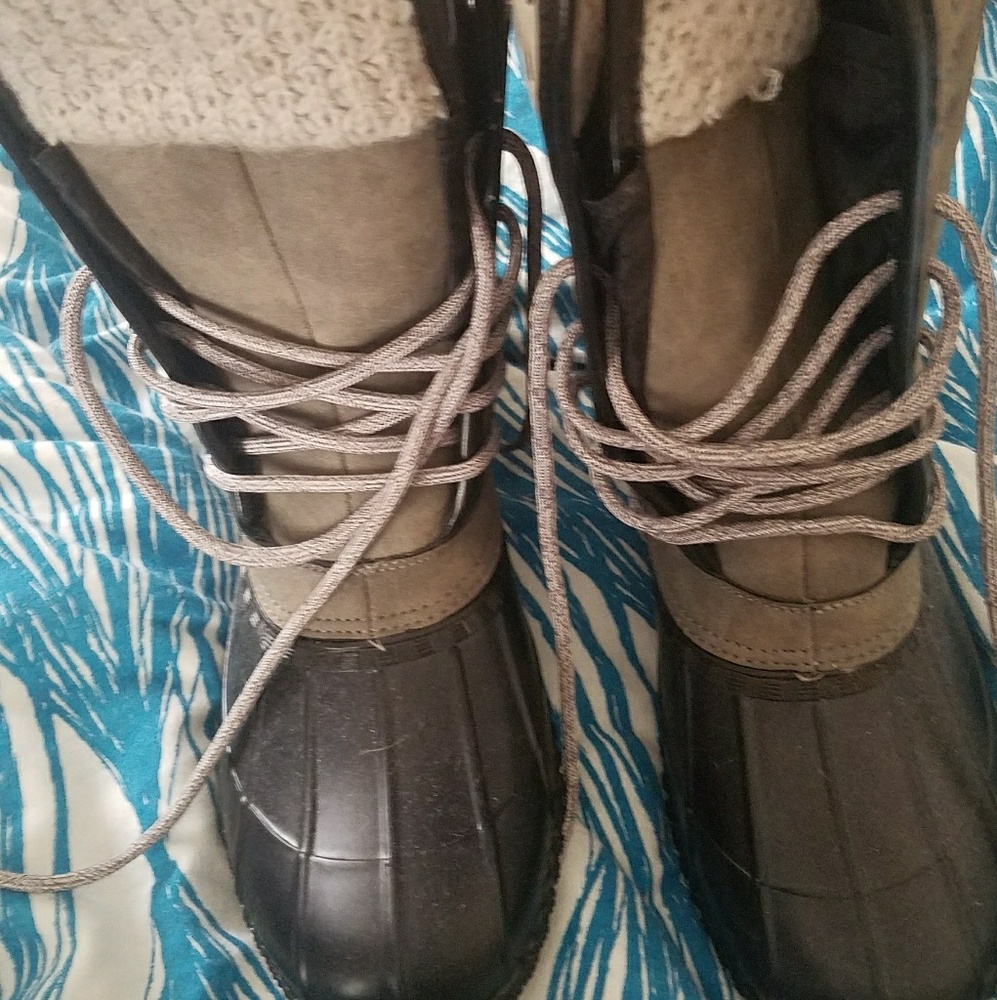 Snow boots, worn once, great condition.